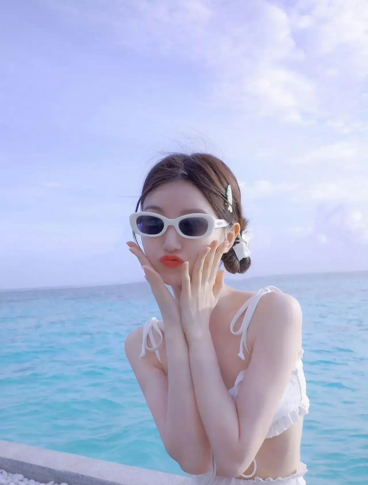 毛晓彤最近在海边拍了一组白色泳衣写真，直接把甜美气场拉满！纯白分体泳衣配上荷叶边