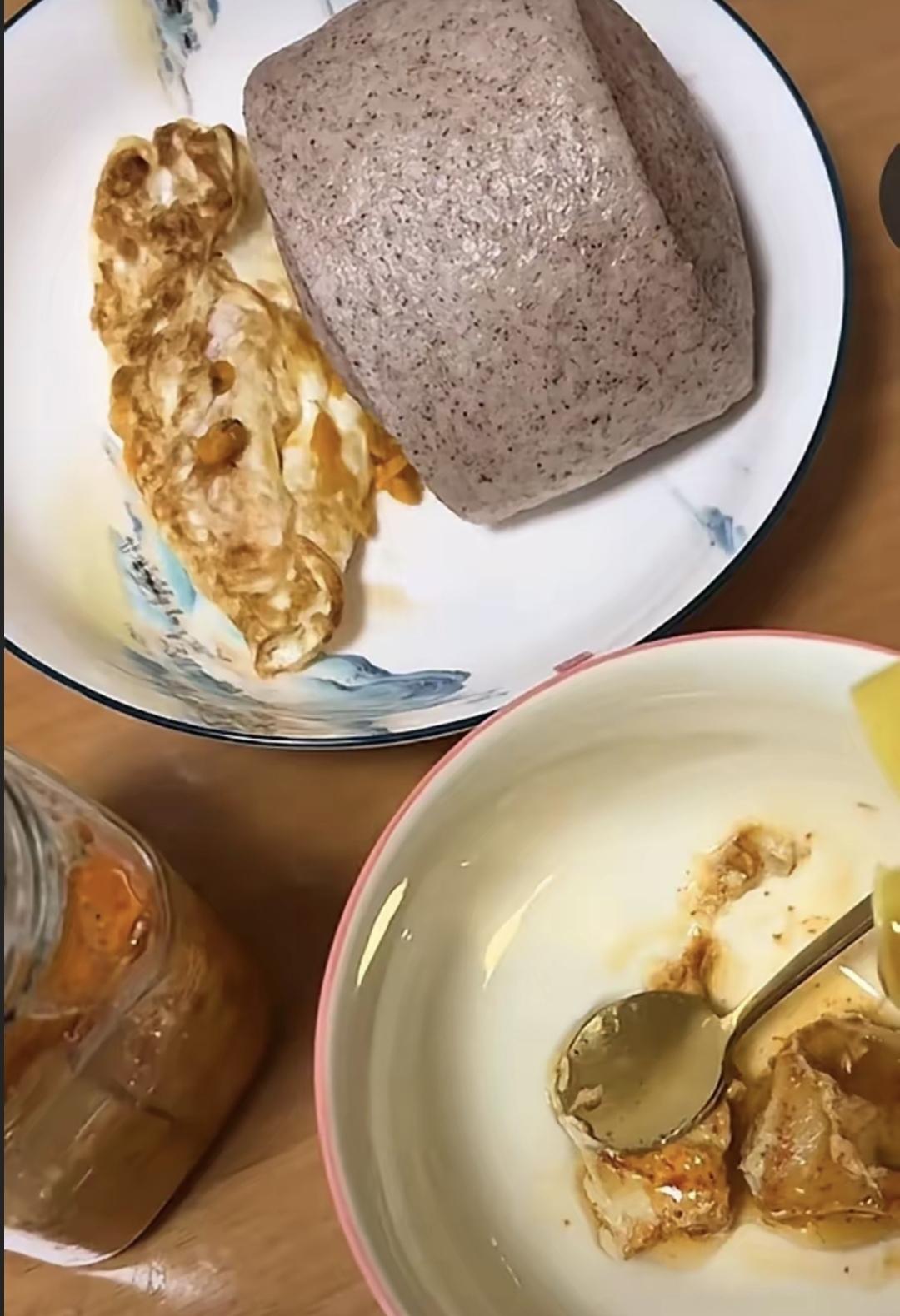 最近我朋友小九天天吃豆腐乳配馒头，说这样肠胃清爽。还每隔几天只喝水不吃东西，说是