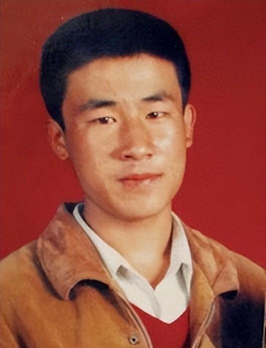 1996年，一个18岁的小伙子，看见有人死了，跑去报案，最后自己却成了杀人犯。