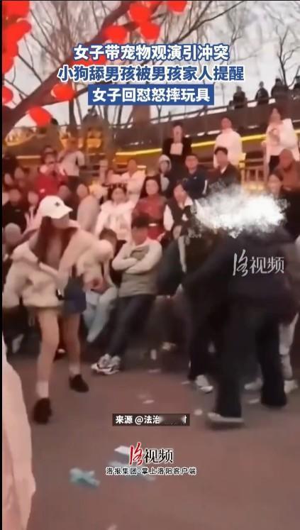 这个女子不是情绪失控，而是彻底发疯了。养宠物的人觉得自己的狗是家人，可以同吃同住