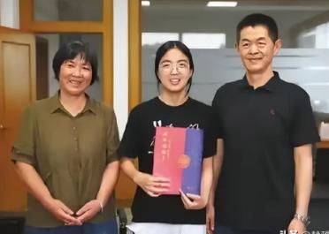 浙江女孩吴玉其怎么也没想到，自己苦寻4年的资助恩人，见面那一刻竟然让她愣在原地。