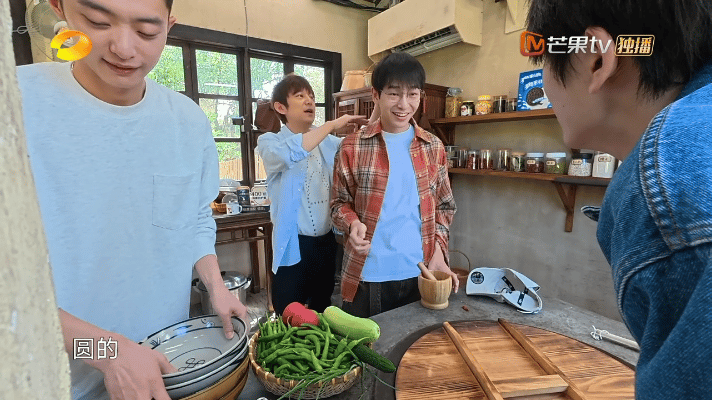 原来张凌赫也是扁头，没想到张凌赫是扁头！发量太多了