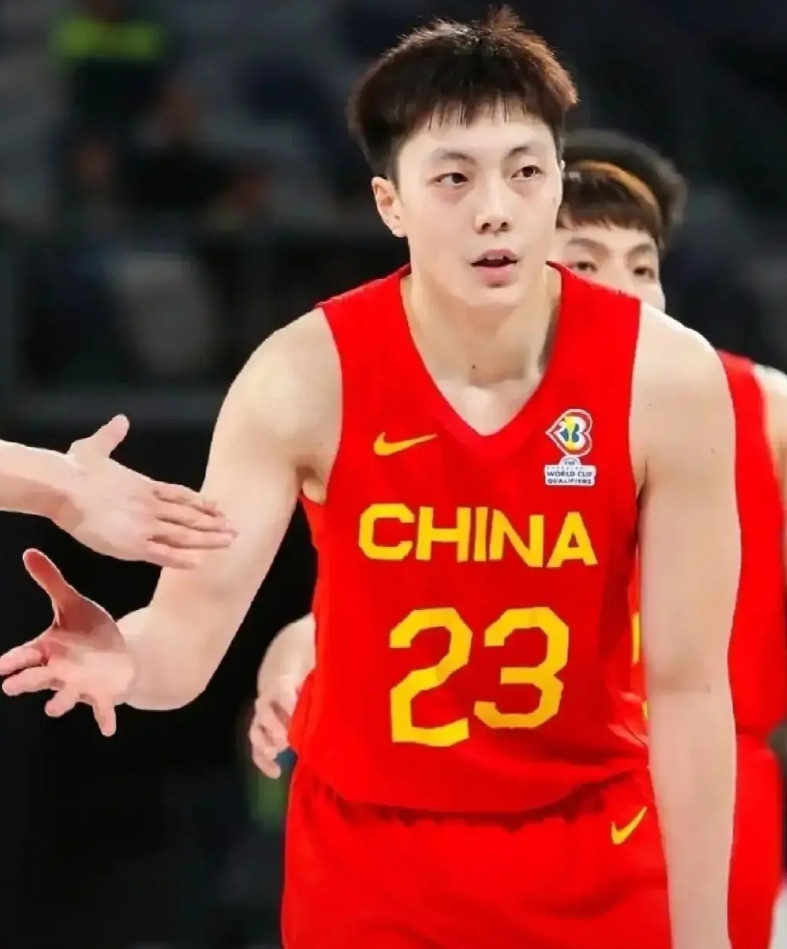 胡明轩在亚洲杯打了一场好球，决赛打澳大利亚得到26分，中国男篮还输了。前面几场打