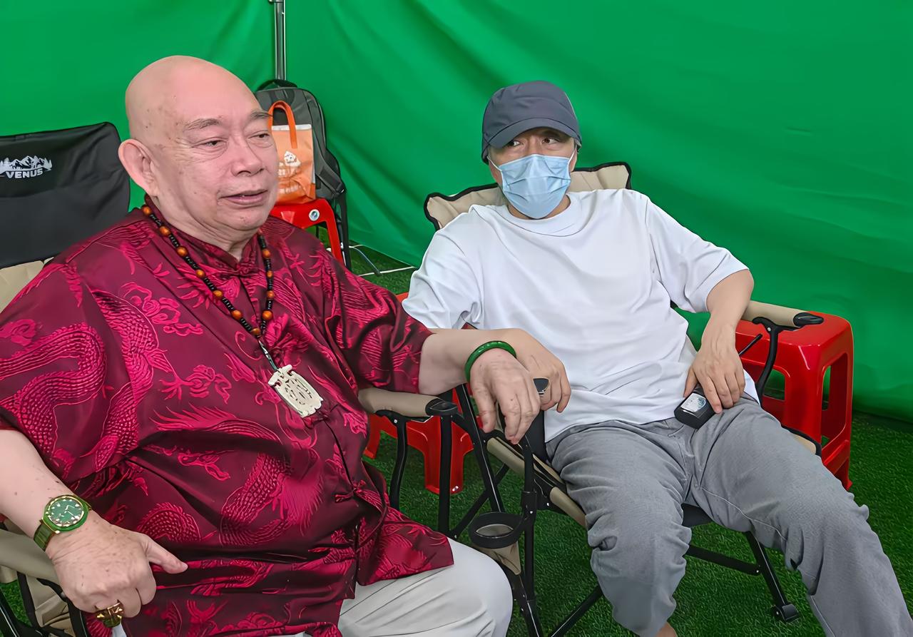 黄一飞曾是周星驰的搭档，两人在2001年合作的电影《少林足球》，他凭借“大师兄”