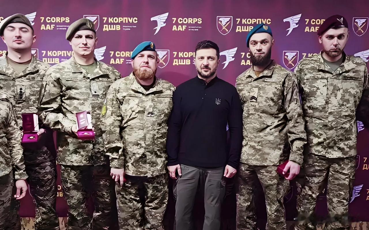 【泽连斯基亲临红军城前线！】英国军事专家莫库里乌斯透露了一则信息，泽连斯基与乌军