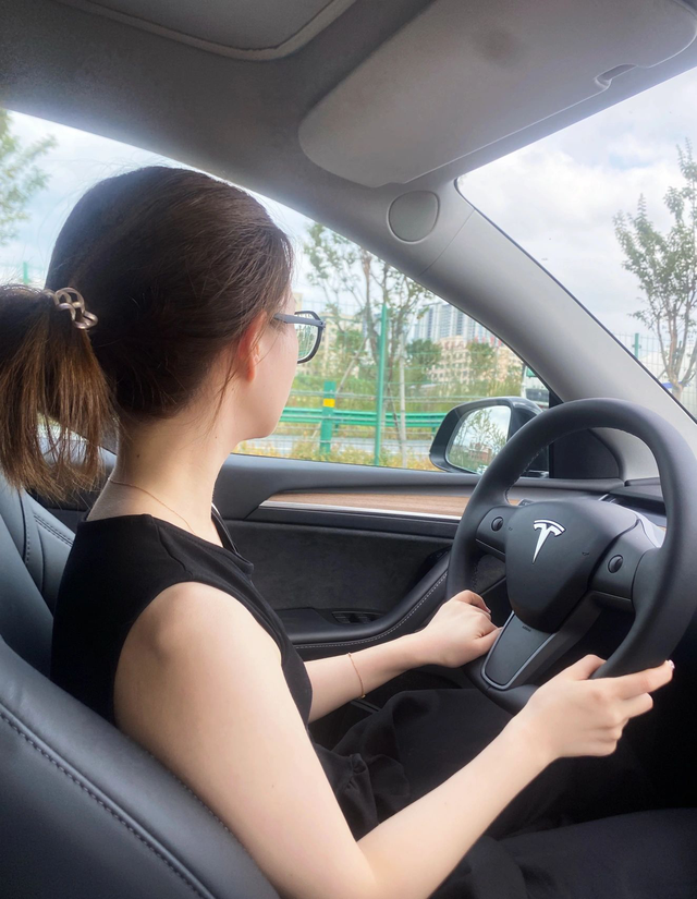 特斯拉modely三千公里使用体验优点:1.操控好，指哪打哪，没有延时的电门