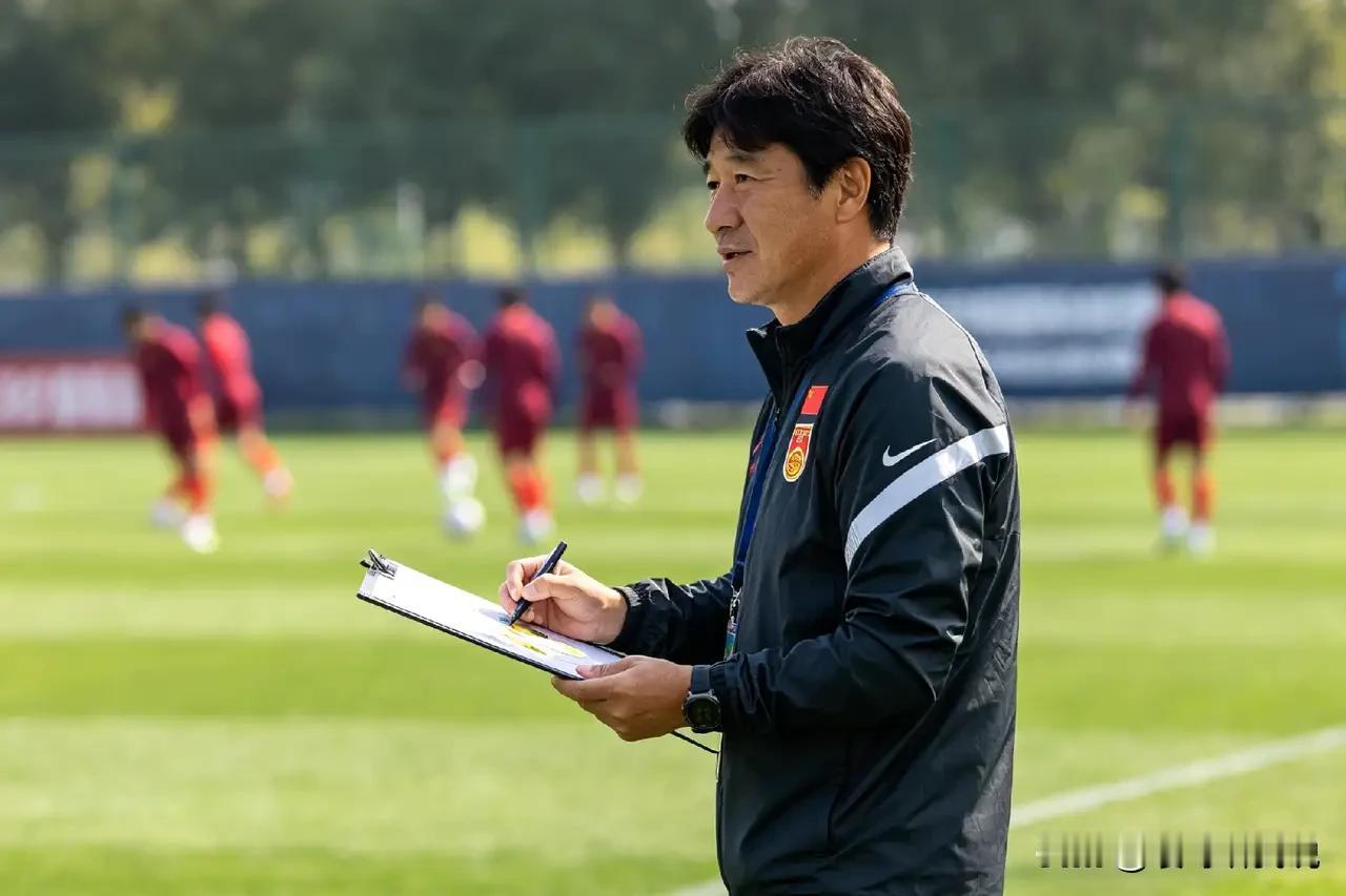 输球，U17的主教练浮嶋敏就被说成是在日本都找不到工作的教练；赢球，浮嶋敏就