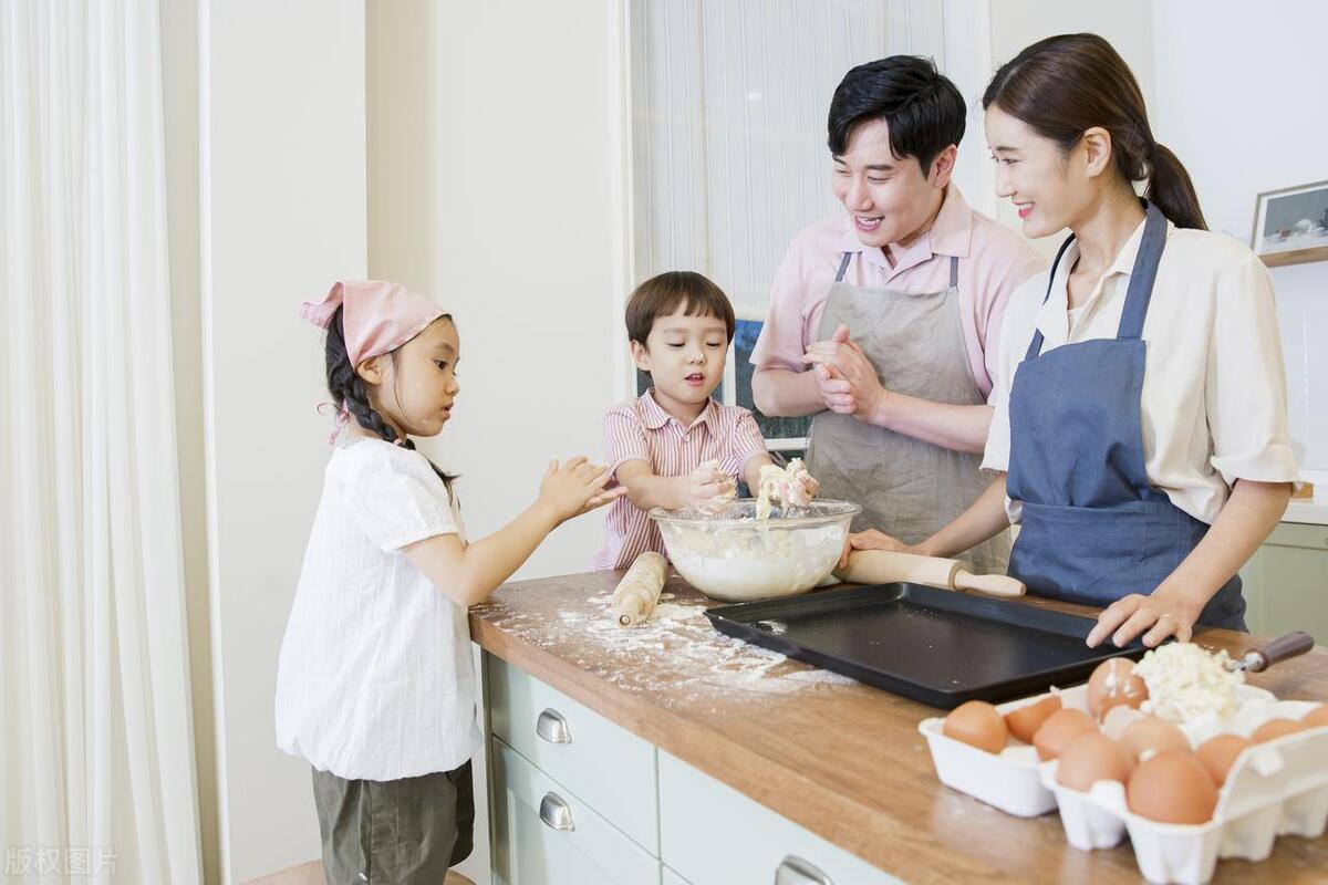 真佩服我朋友，她自己离婚带俩女儿，还敢嫁给丧偶带一儿一女的男人。俩人都是普普通通