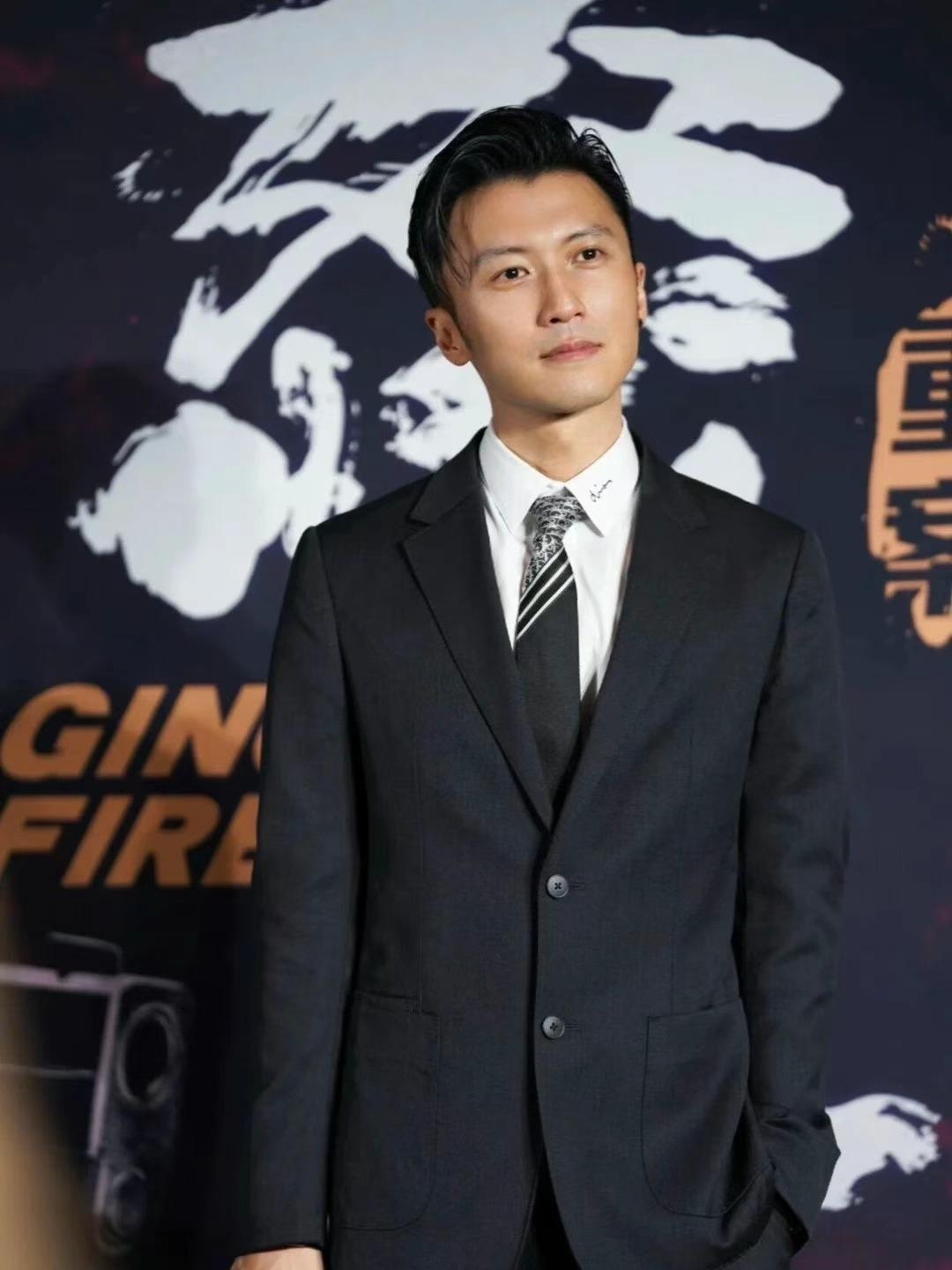 谢霆锋给所有父亲，上了一课。 一个在父亲临终前从ICU门口跑进病房的人，比任