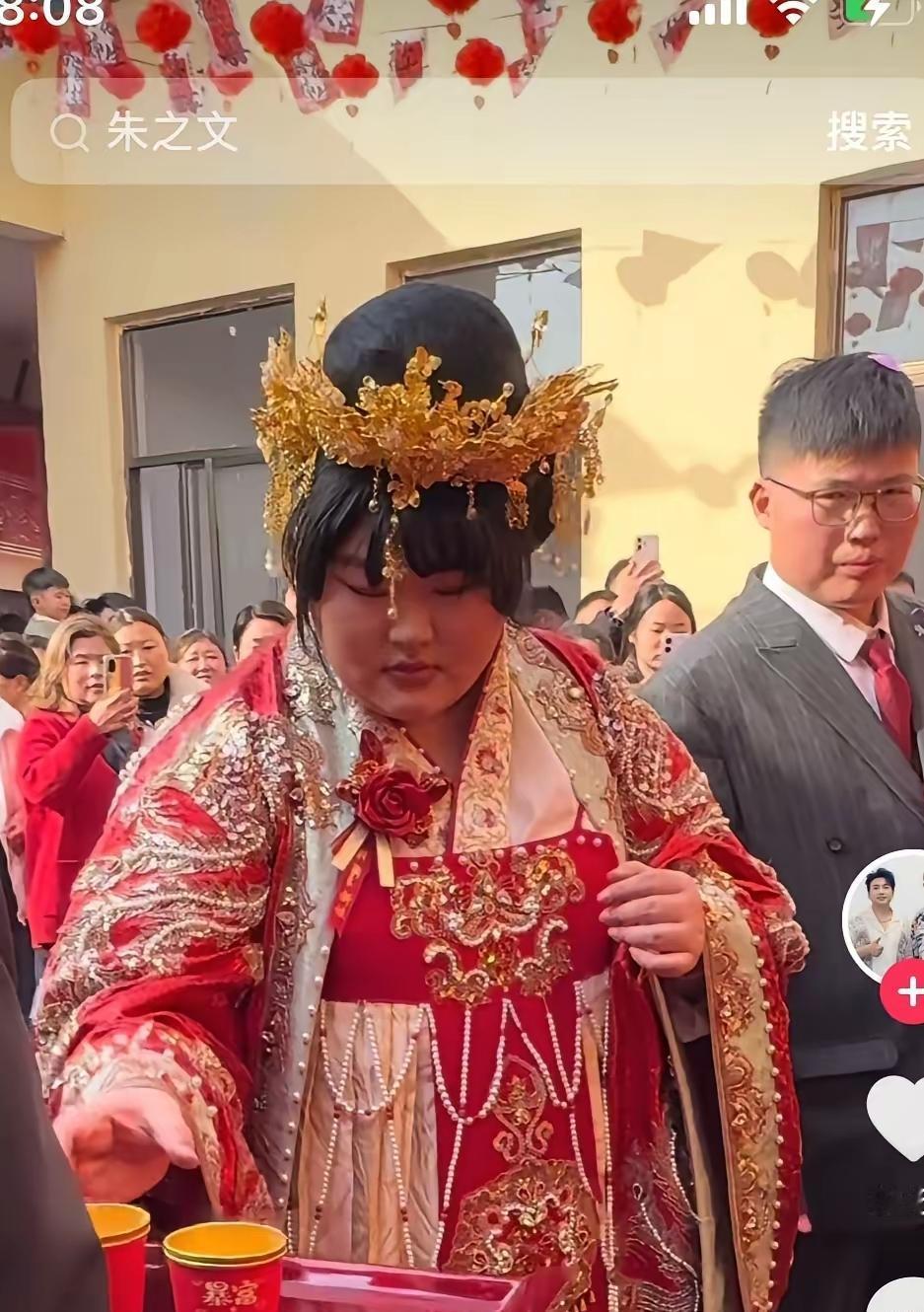 “985博士”翻车！大衣哥女婿真实身份曝光，竟是邻村扛锄头的老弟？婚礼连拱门