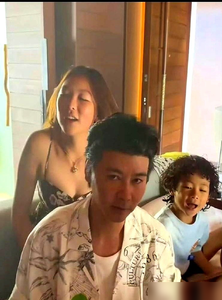 张晋亲完15岁女儿，蔡少芬反手把视频删了，这操作比亲脸本身还刺激。画面里大女儿穿着细肩带，身高快一米
