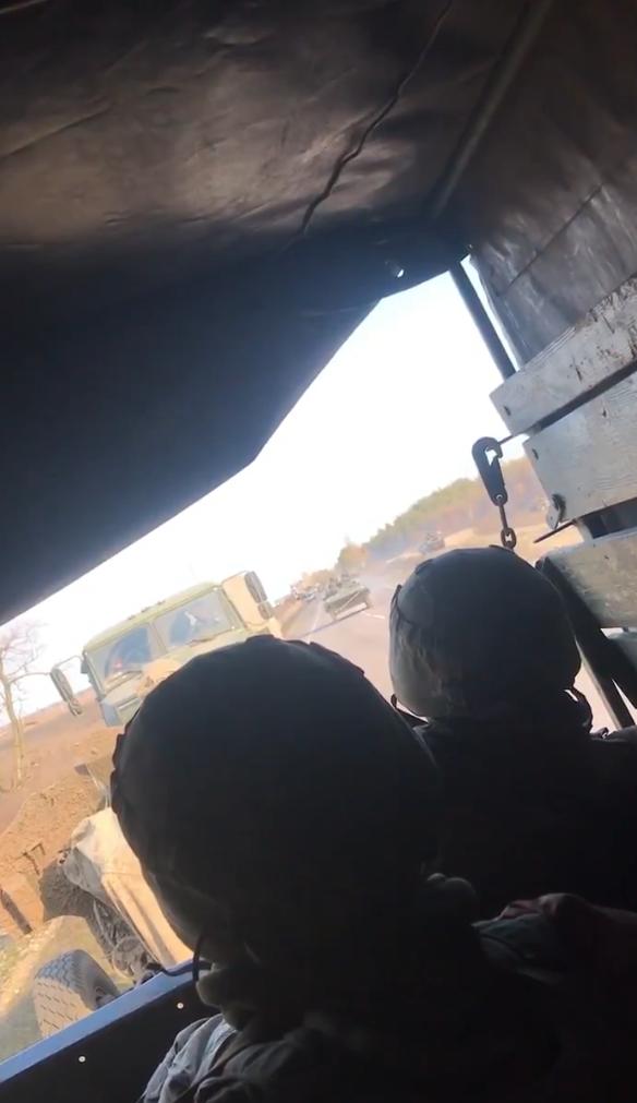 这是战争第一天最令人震惊的画面之一。在赫尔松州奥列什基附近的一条公路上，乌克兰第