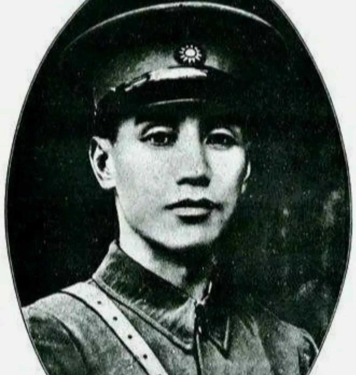 1911年，24岁的蒋志清被任命为敢死队队长，率领100人拿下杭州城。这看似