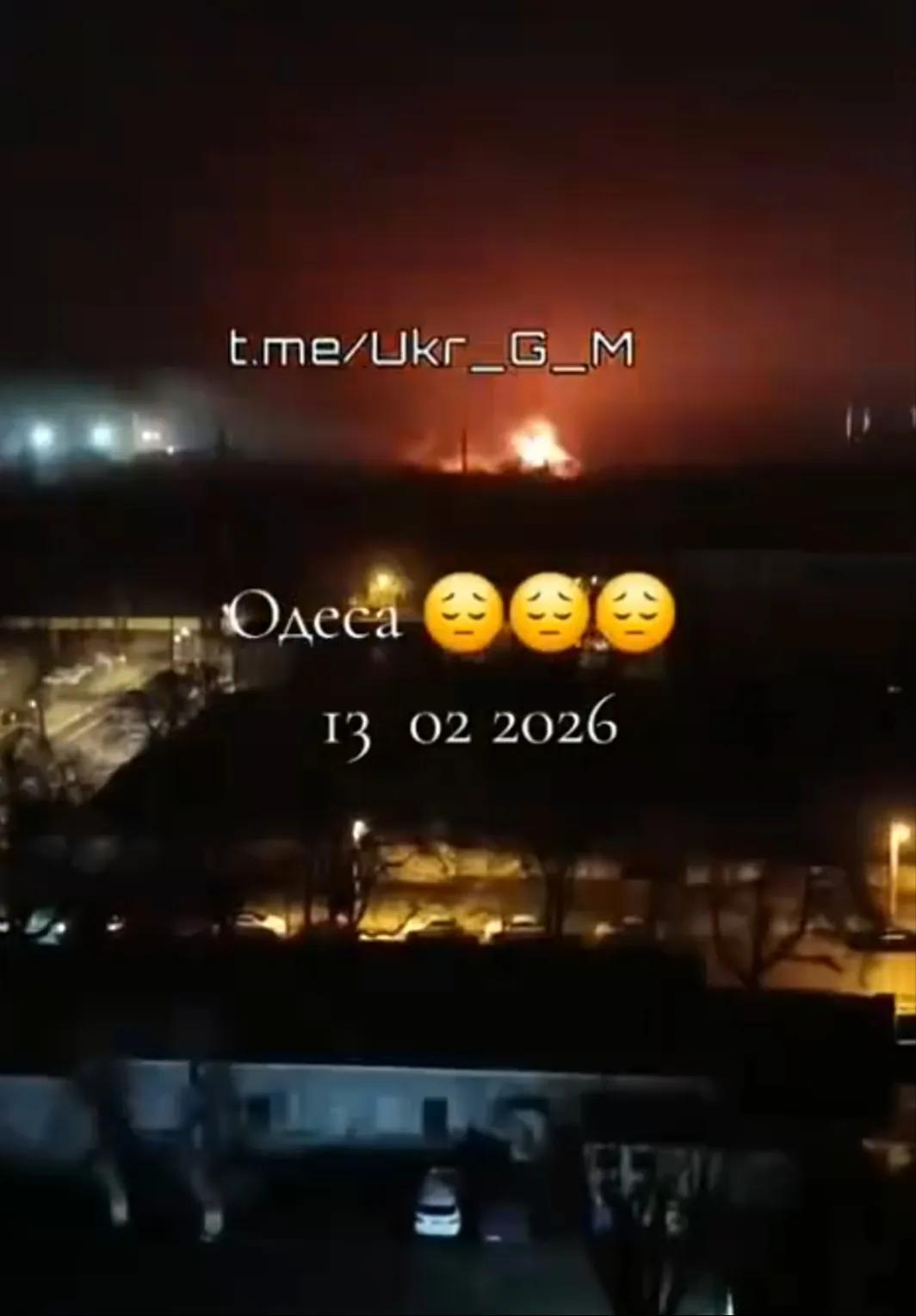 俄军无人机昨晚对乌克兰敖德萨能源基础设施进行了新的打击，频频爆炸的火光不只是说明