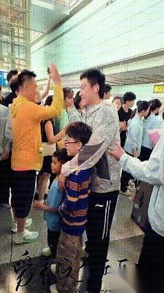 国乒这趟接机，阵仗有点不一样。训练馆里，小队员“凉皮”刚挥完一板，教练的指令就