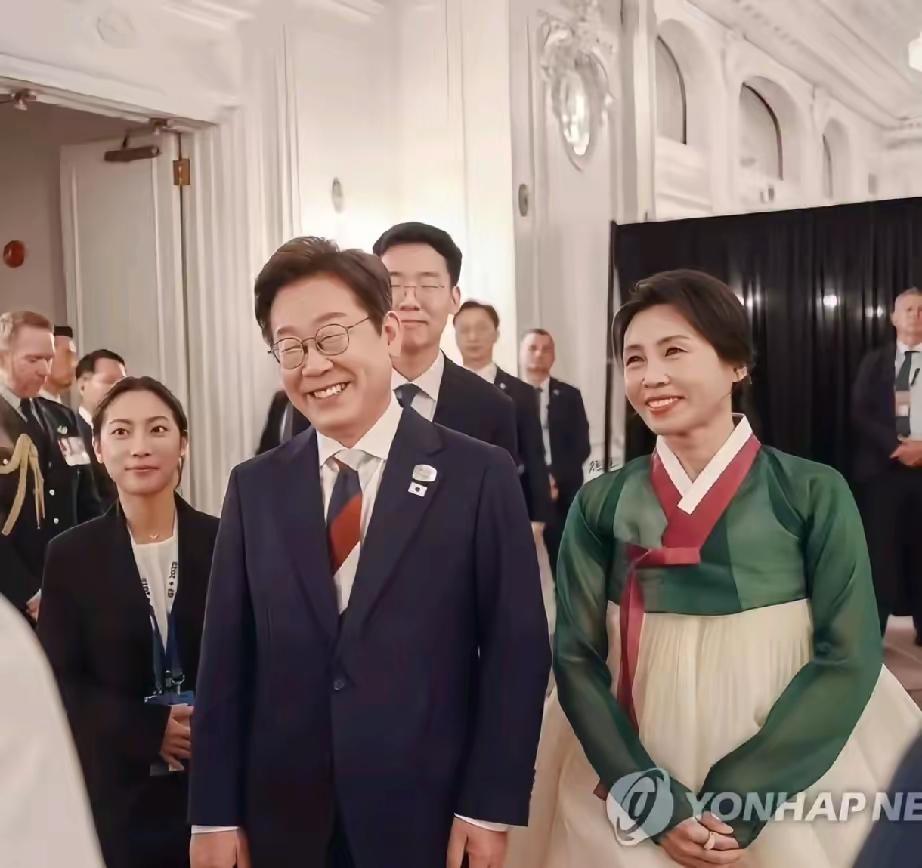 ​金建希和金惠景相比，这是天壤之别。同为总统夫人，但是相距如此巨大，这是让人感到