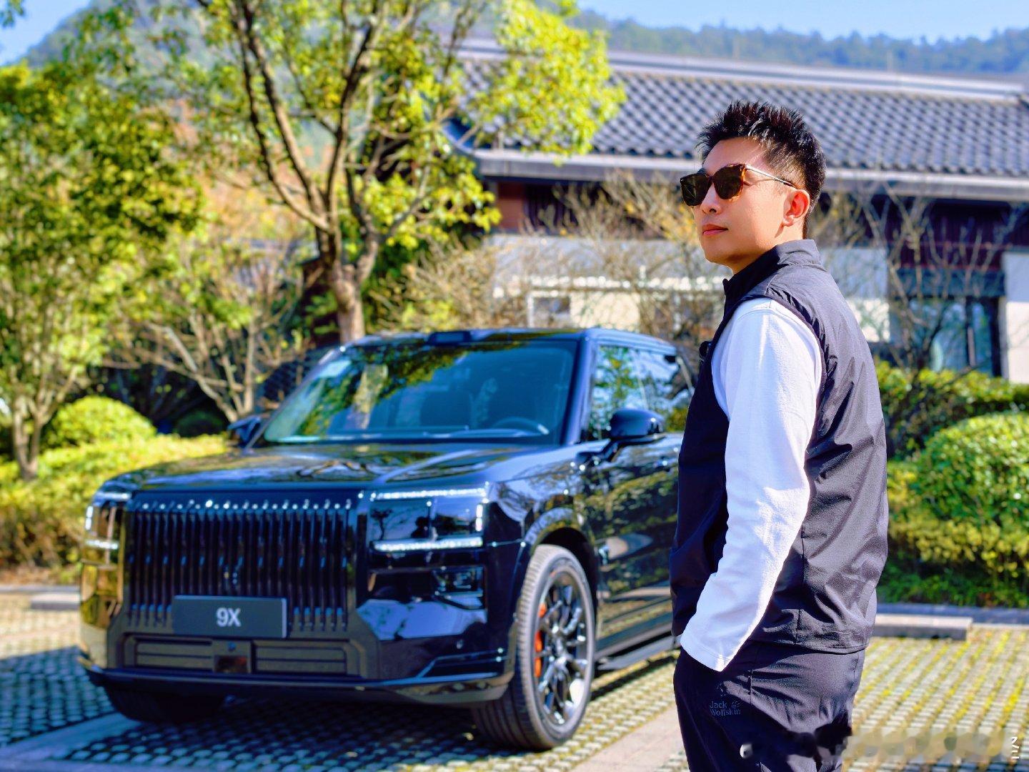 作为极氪9X耀黑版车主一路关注着这台车从宣发海报到落地车展，从售价揭晓到试驾