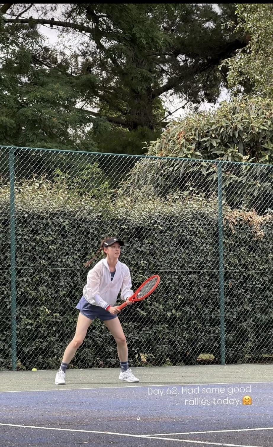 7月1日，章泽天晒健身照，又是打网球，她大腿修长皮肤好白，纯素颜感觉身上香香地，