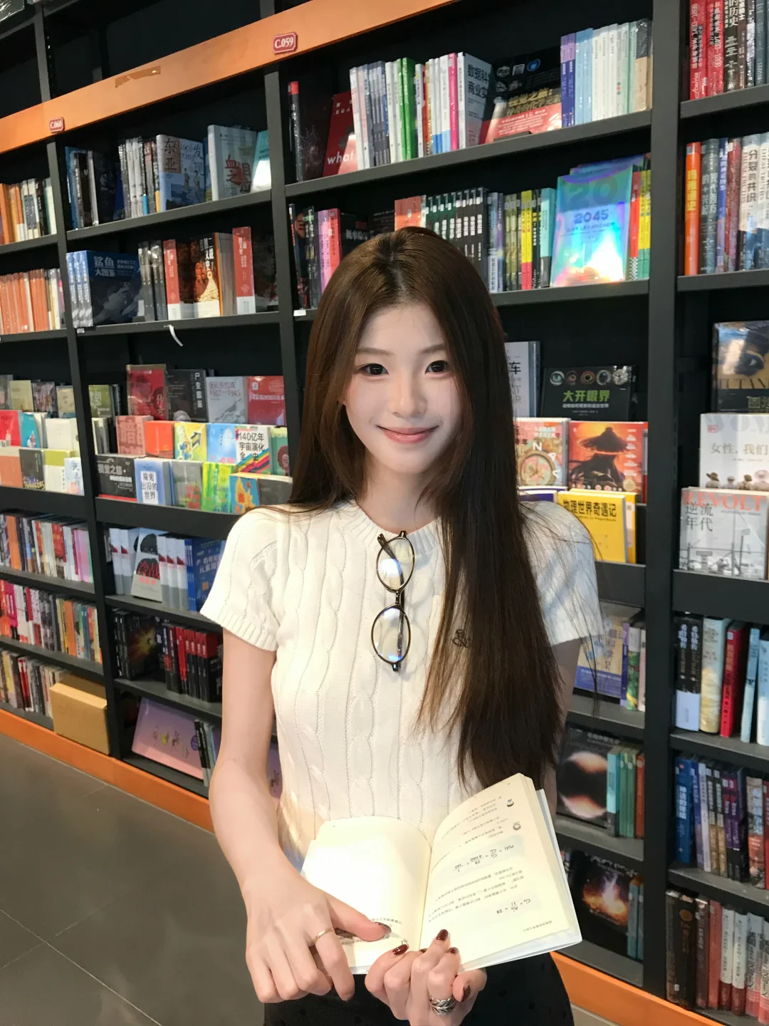 自存一些书店拍照姿势~十分钟出片