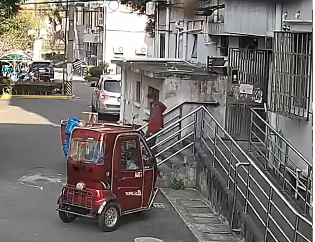 一件标价7999元的手机，安静地躺在上海浦东某住户的家门口，随后离奇消失。二十多