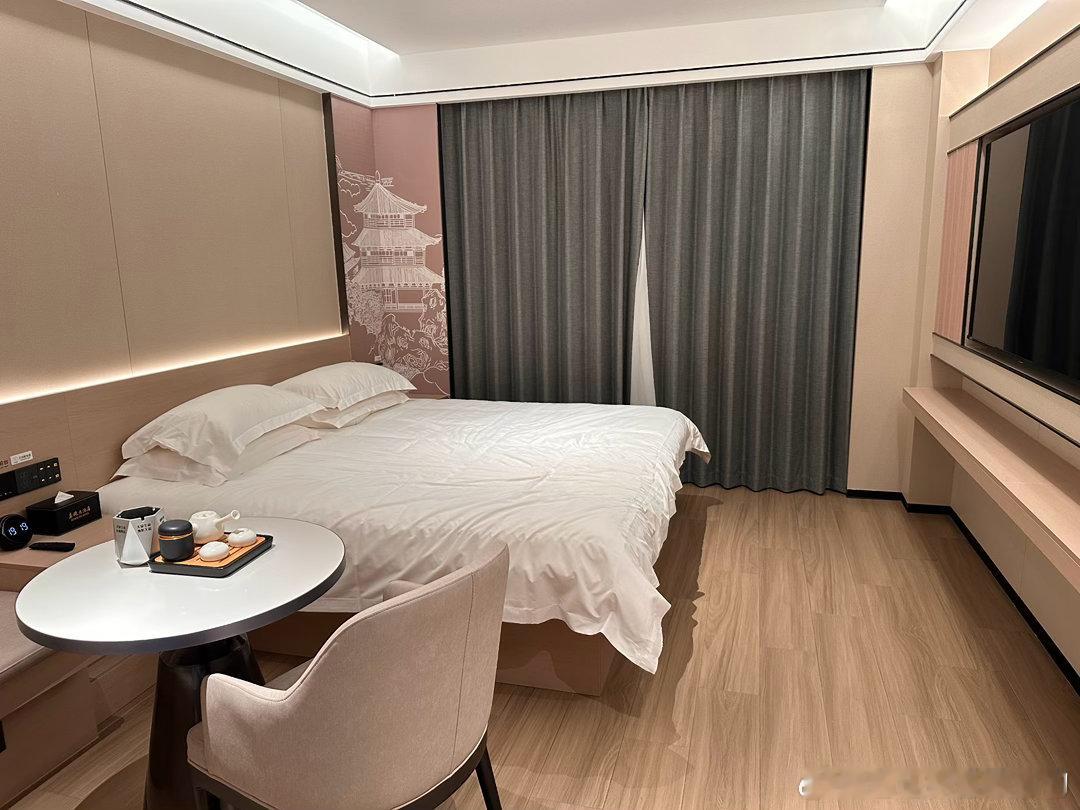 给酒店床单作记号再入住仍没换看得我一脸茫然。我有个朋友出门住酒店一直是带四件套的