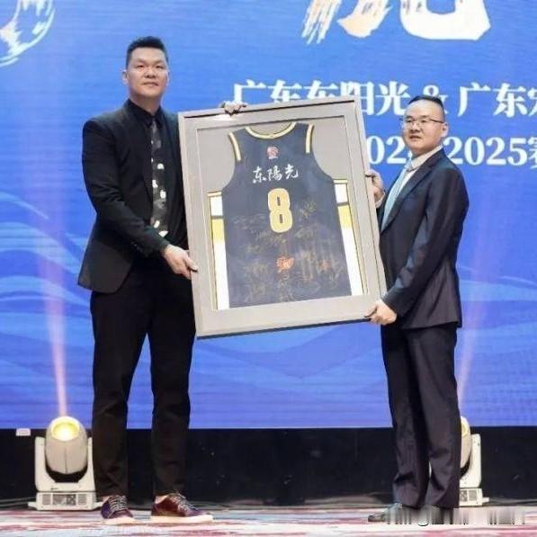 终于想明白广东宏远进不去四强原因了！原来广东只有宏远一支球队，集万千宠爱于一身，