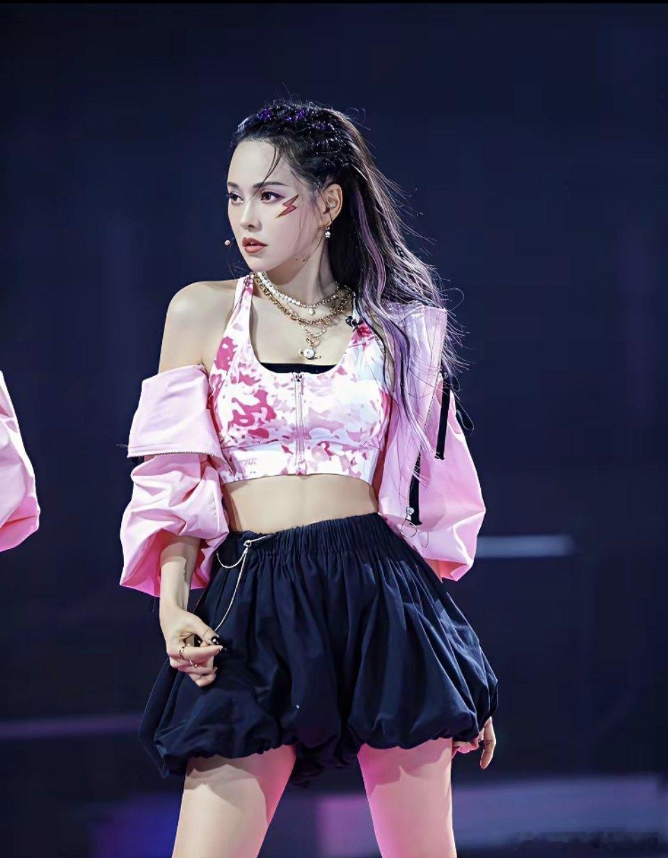 看金莎、伊能静终于明白：人这一生，爱上谁都不为过最近看伊能静和金莎，突然想通了一