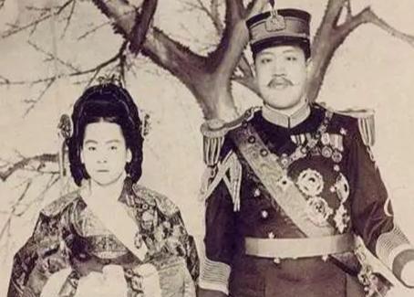 1940年，韩国皇后尹氏，被日本人赶出了皇宫，没了经济来源，她一个人只能在街头流