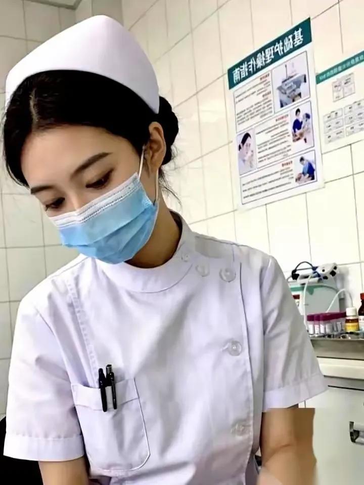 住院部，一个男生看上了照顾他的护士，试探着搭话：“你这么好看，不是本地人吧？”