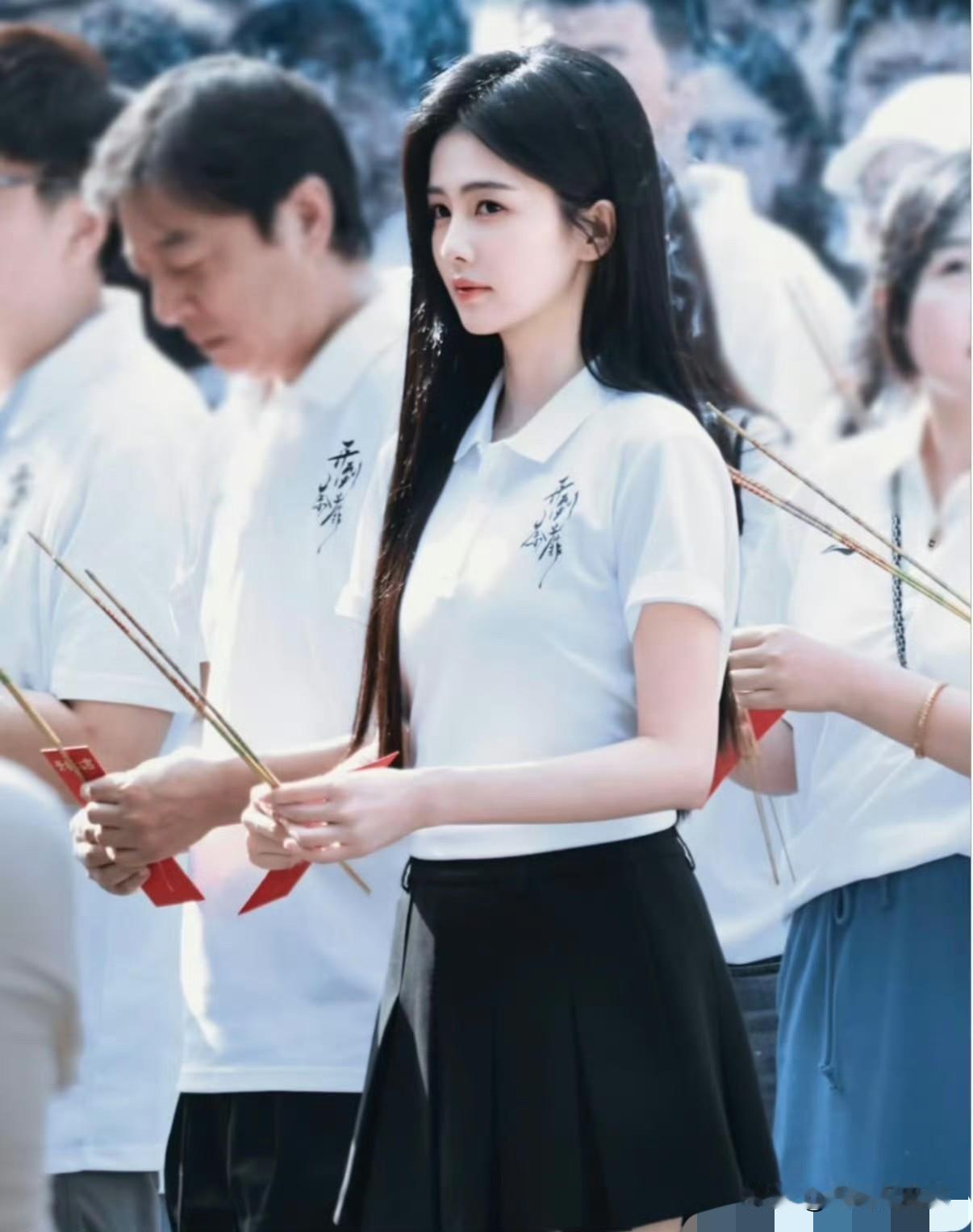 清晨刷到白鹿与彭冠英主演《开到荼蘼》的开机路透，阵容尘埃落定也让连日的番位争执画