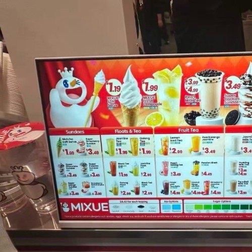 最近纽约的网友可热闹了——有人在曼哈顿街头溜达时，突然撞见了熟悉的“雪王”招牌，