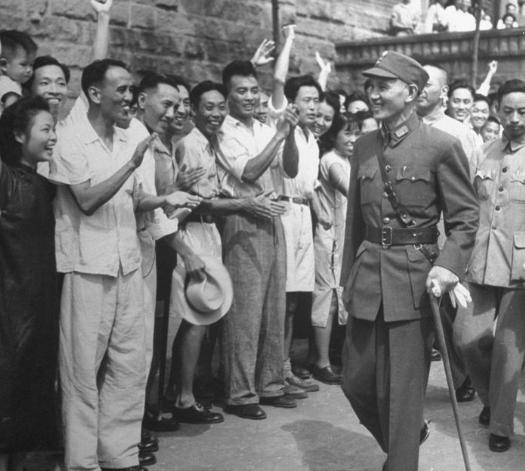 1949年4月25日，蒋介石站在溪口老家的凤凰山顶，最后一次眺望这片他出生、成长