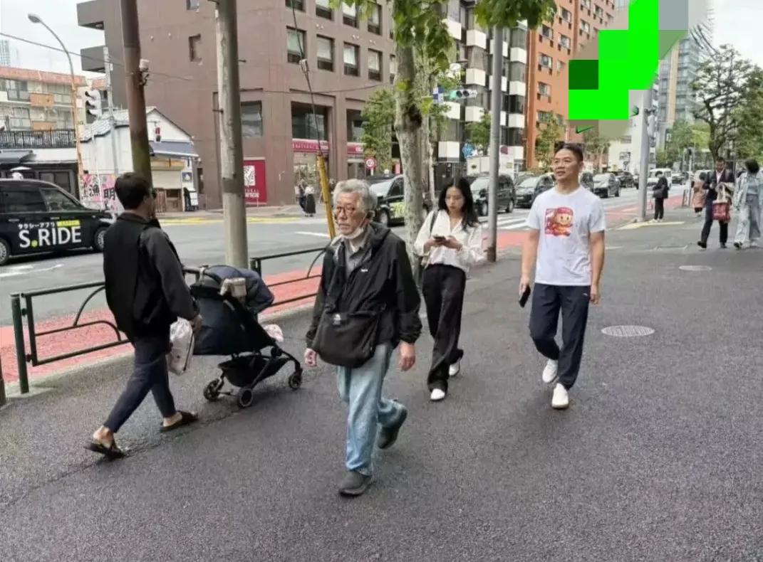 东哥，看到你，我忍不住笑了！怎么看你怎么像动画片里走出来的