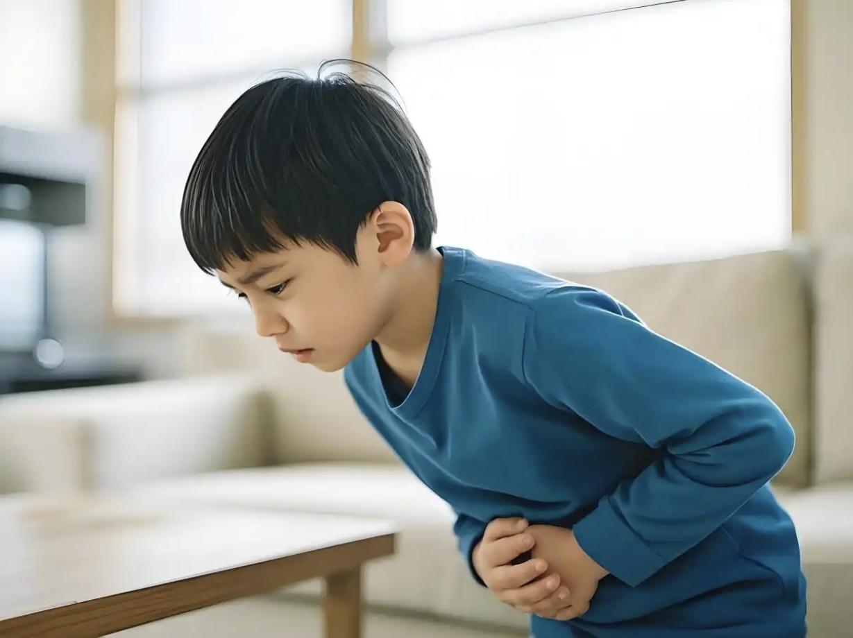 6月2日，浙江宁波，一小男孩吃完饭之后，他老是喊肚子痛，家里人刚开始没把这事放心
