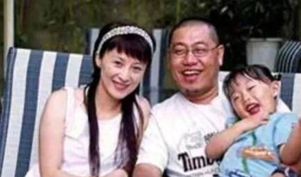 当年，徐露带着老公姜凯阳回家，徐爸爸催她：“你俩为啥还不要孩子？”徐露看了一眼姜