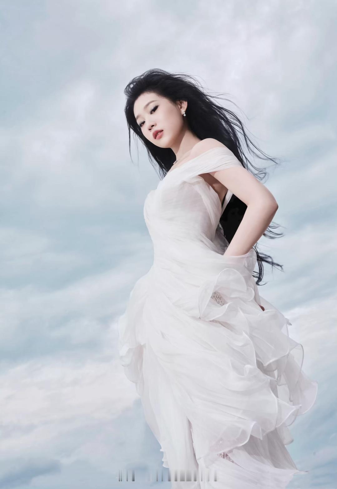 小沈阳一家都挺有梗，小沈阳突然火遍全国，他媳妇那首《爱是你我》也人尽皆知，女儿沈