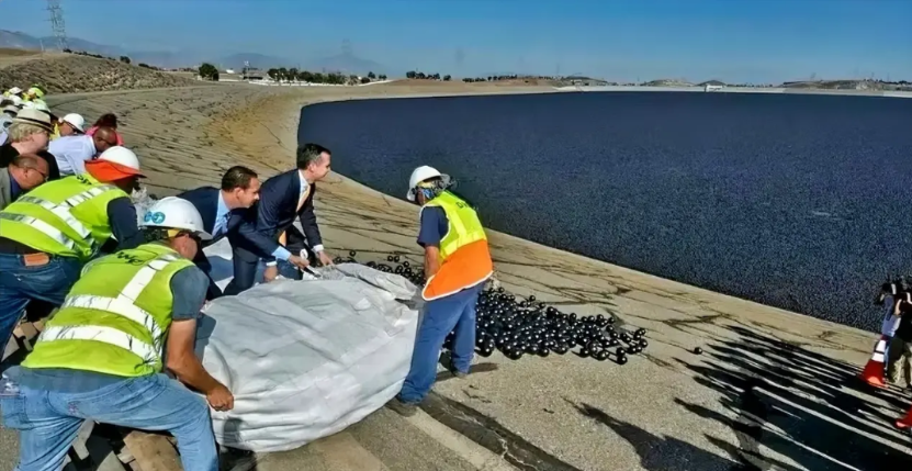 十年前，因为受干旱的影响，洛杉矶水电部（LADWP）向洛杉矶主水库倾倒了9,6