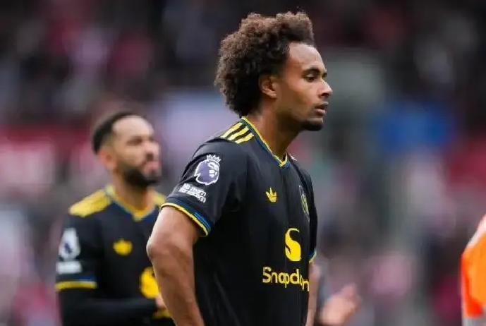 曼联把齐尔克泽送去罗马，听着像甩包袱，其实是玩对冲。500万租费先落袋，3