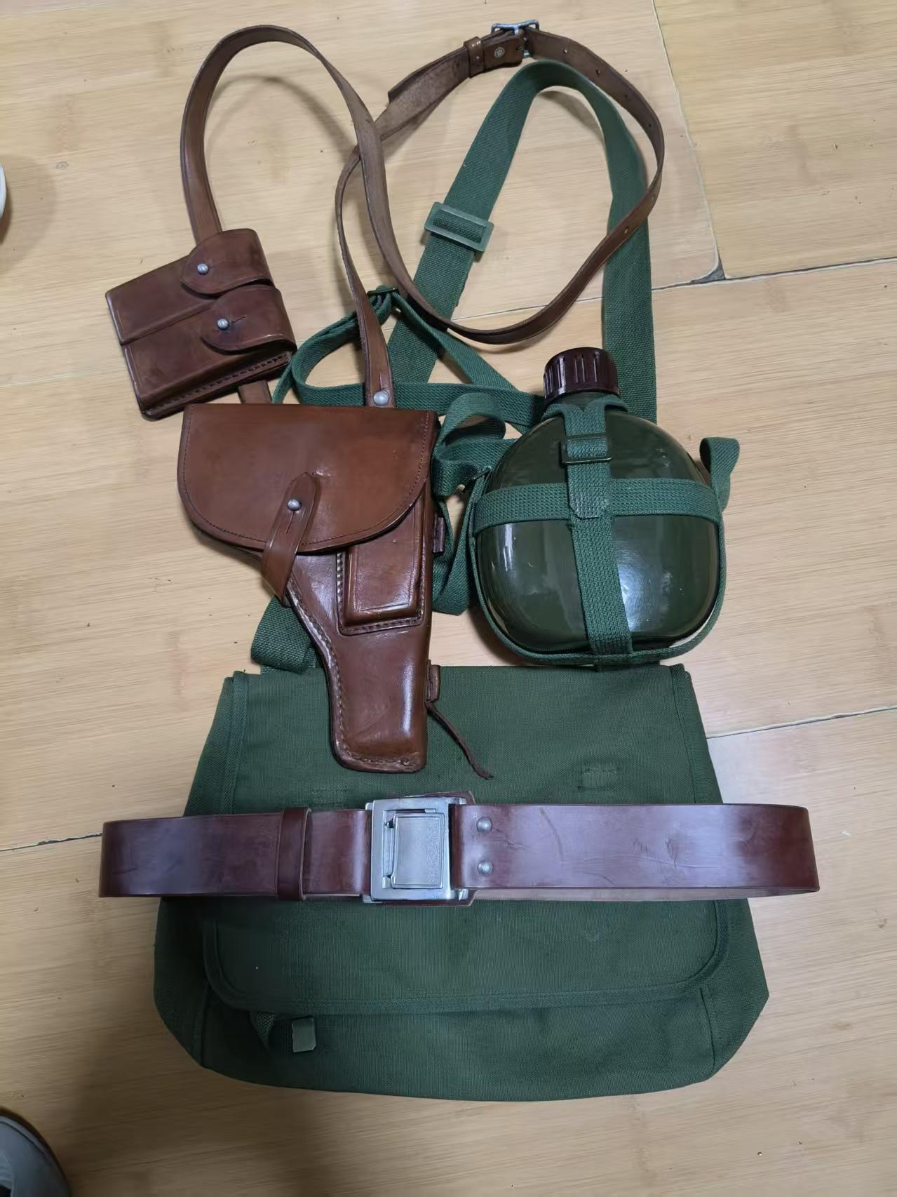 中国人民解放军65式排级军官装备，一个制式水壶，一个皮带，一个挎包，一个五四式牛