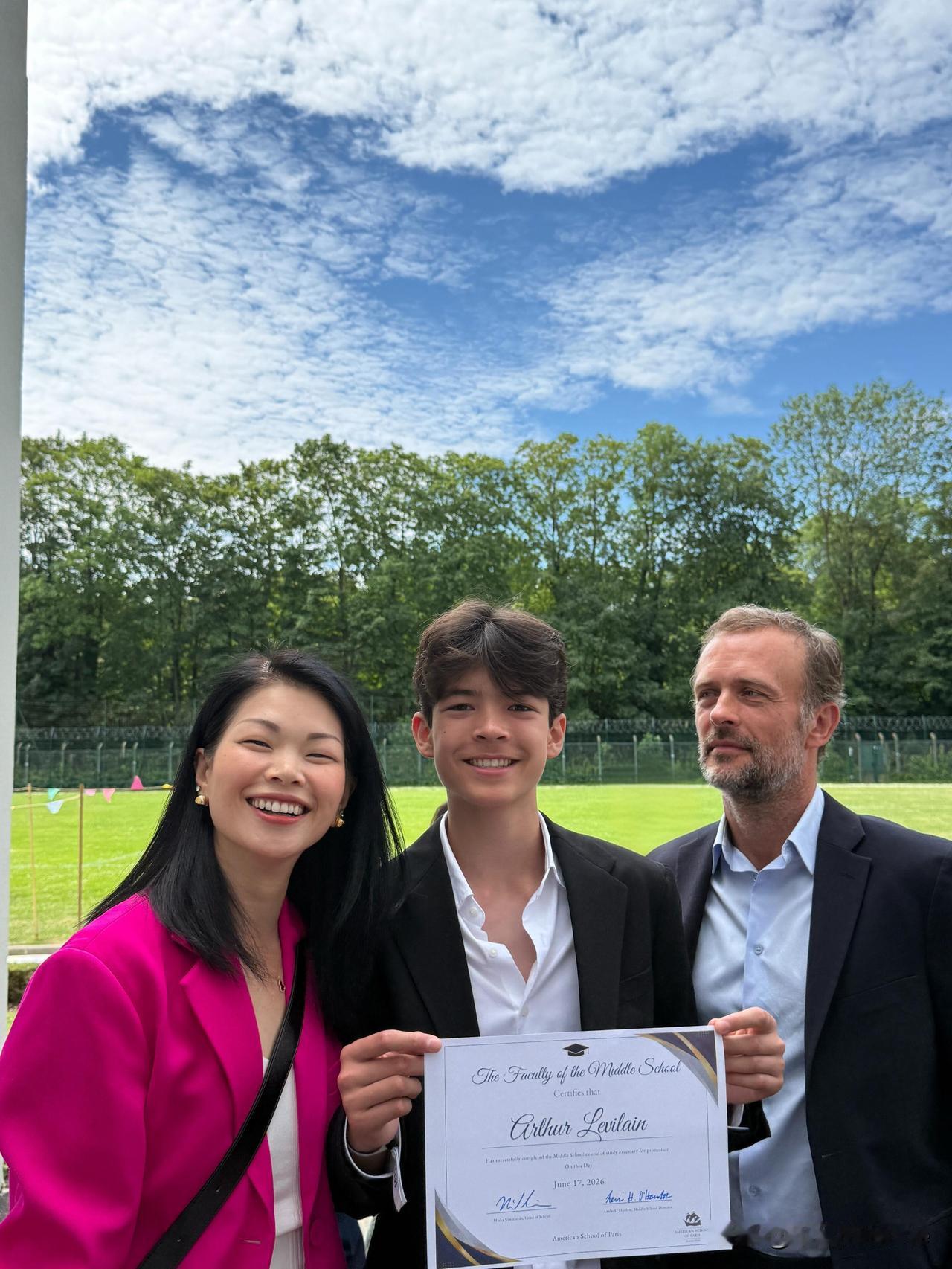 6月18日，国际超模吕燕发文说：“初中毕业啦！马上就是高中生啦！”她晒出1张