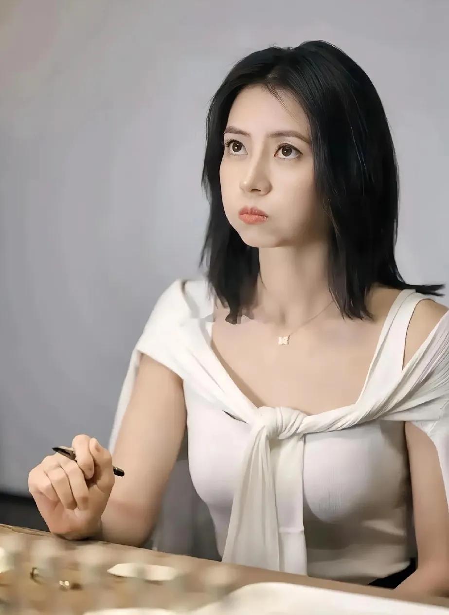 多少男人，对高圆圆意难平？她应该是传统美的代表了吧？温和，恬静，有完美的