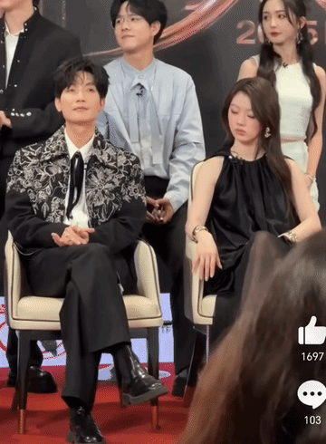 是谁说等着00后来整顿职场啊？单依纯在《歌手2025》发布会上打瞌睡[捂脸哭]！