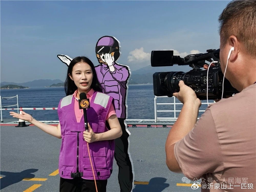 【山东舰航母编队在香港举行舰艇开放活动】7月4日山东舰航母编队面向青少年学生开放