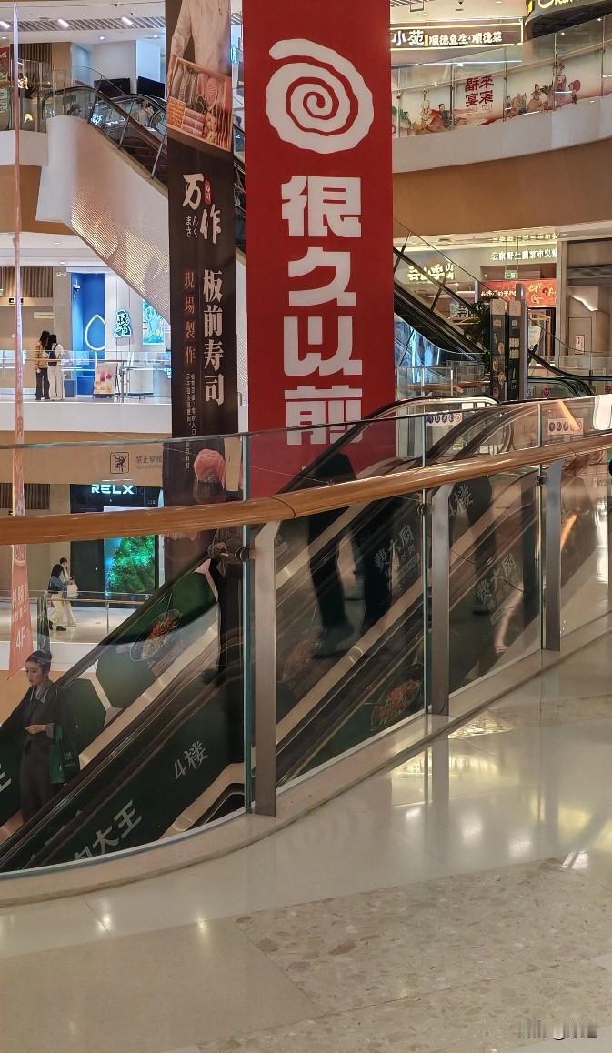 40岁女子自己开了两个店，生意非常好。老公体制内，工作稳定，每月六七千。她老公一