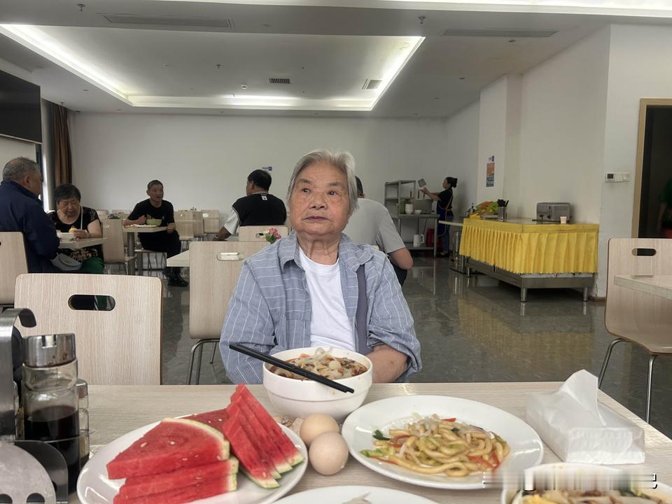 带着83岁母亲长沙出发去云南弥勒旅居！第二天！昨晚我们晚上六点就在贵州的凯里住