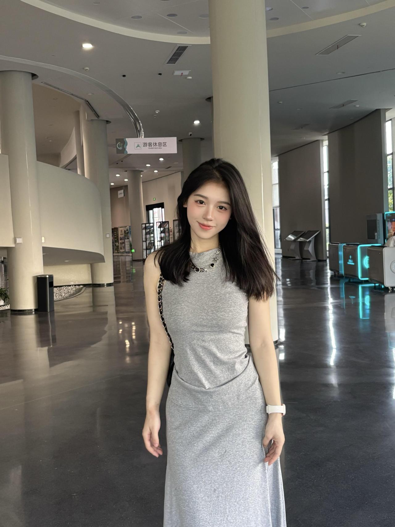 优雅气质，灰色连衣裙，自信微笑，时尚穿搭