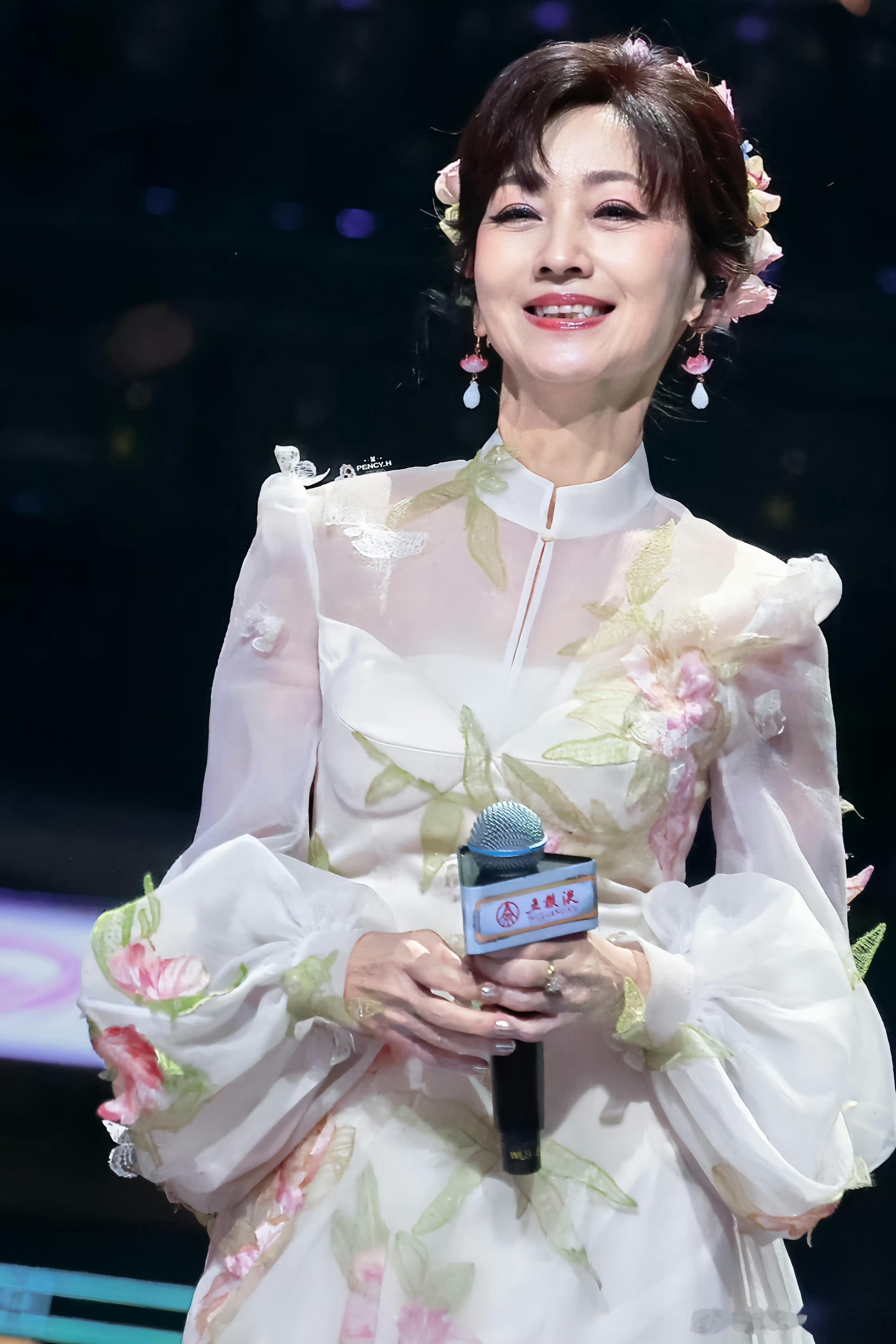 赵雅芝一身白裙梦回白素贞成都的舞台被仙气承包了！赵雅芝白裙造型亮相新年演唱会，