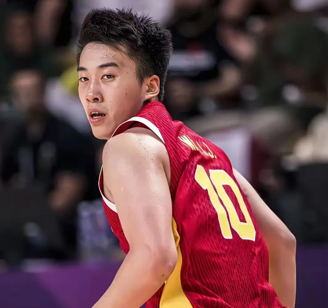 三万块，打满亚洲杯这钱，还不够买双限量球鞋。王俊杰把奖牌塞进书包