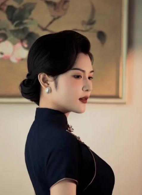 1936年胡宗南爱上了黄鹤云，听说她已有丈夫时，胡宗南给了她1000大洋，说：“