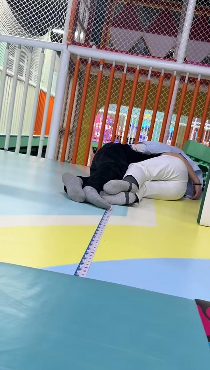 这绝对不是两口子，领孩子去淘气堡玩，结果遇到让人无语的事，俩人在那腻歪，难不成真